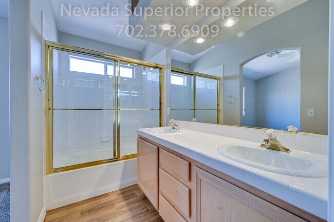 Building Photo - SE Single Story 3 Bedroom Home!!! Low Main...