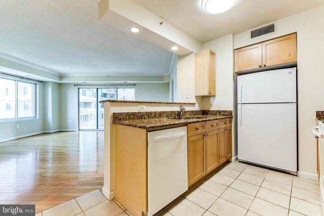 Building Photo - This contemporary, sun-drenched condo is perfect for you!