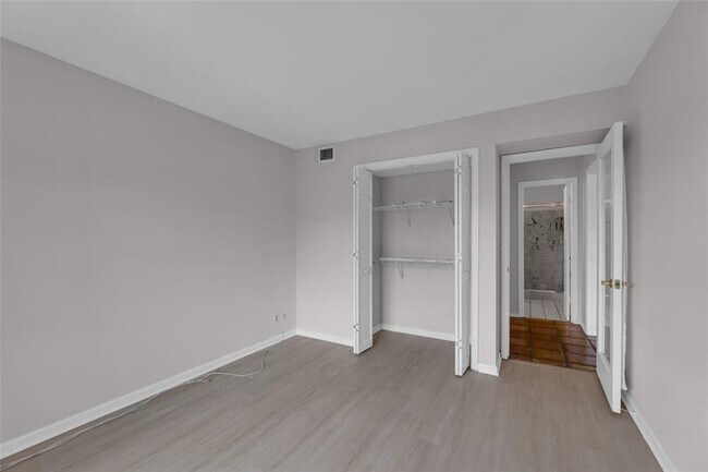 Building Photo - 6295 Bay Club Dr