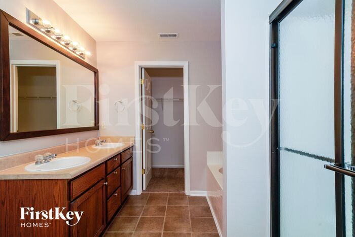 Building Photo - 5921 Sable Dr