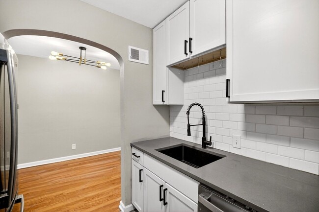 Building Photo - In awe of GARAGE ($1,495/mo)