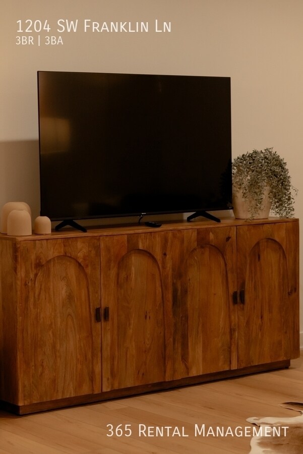 Building Photo - 1204 SW Franklin Dr