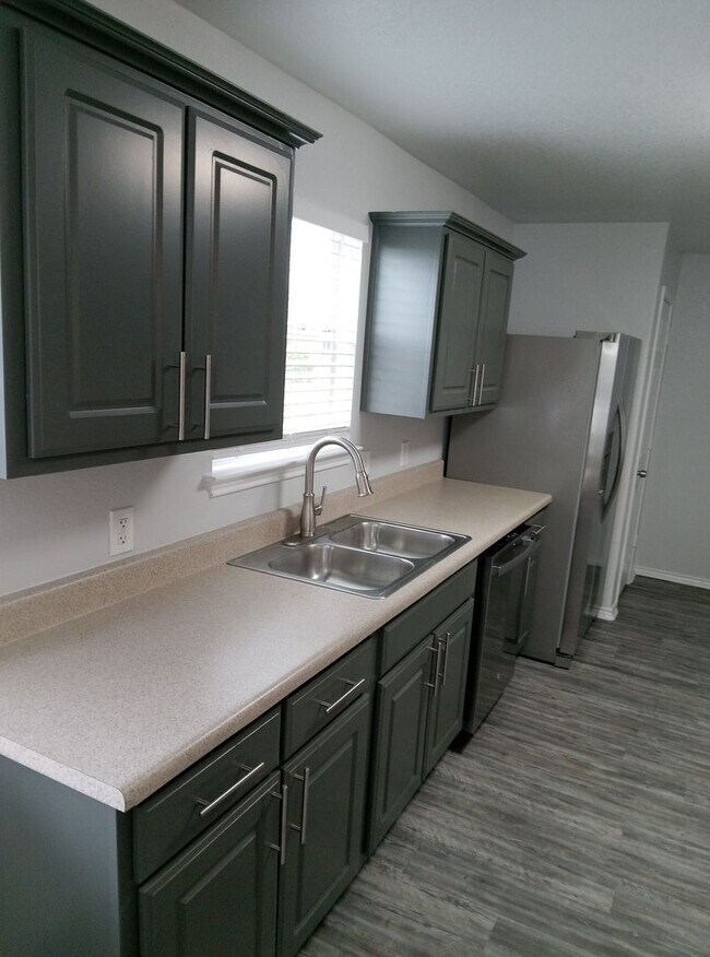 Building Photo - Beautiful and Spacious 4bedroom/2bath Home