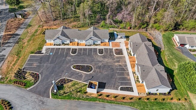 Building Photo - Modern 2-Bed, 2-Bath Single-Level Townhome in Conover – Pet-Friendly Community!