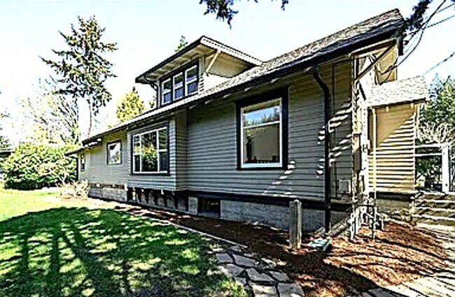 Building Photo - Charming Craftsman Rental in a Prime Bellingham Location