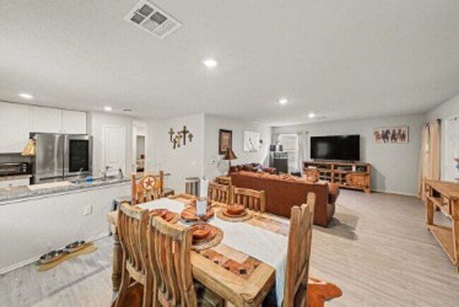 Building Photo - 3BED/2BATH HOUSE AVAILABLE FOR LEASE!