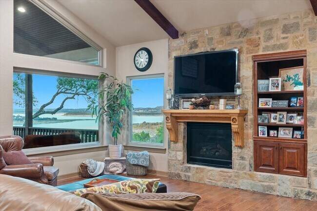 Building Photo - 785 Lake Forest