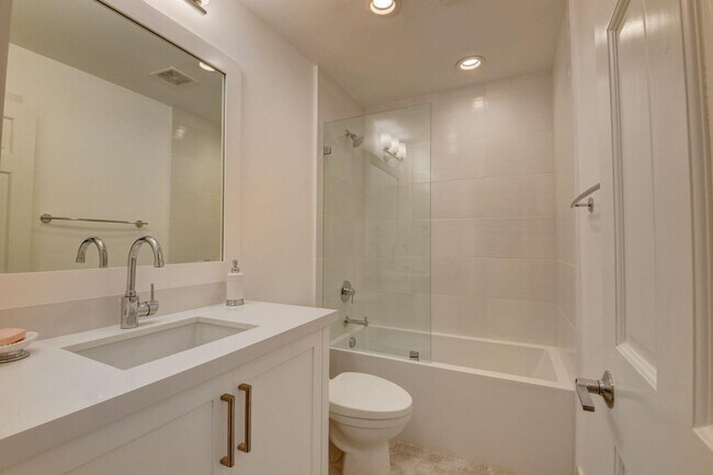 Building Photo - 1121 Bel Air Dr