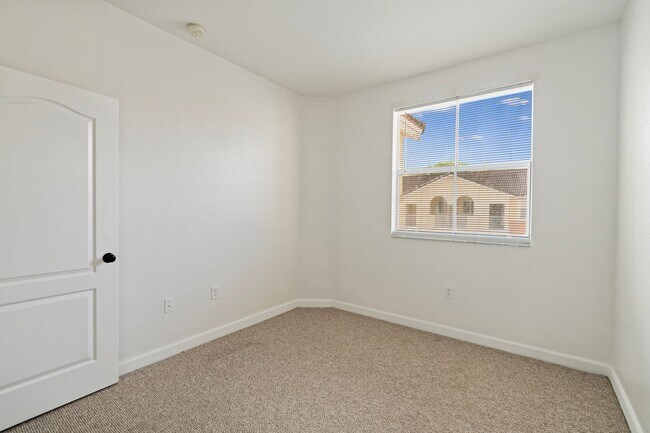 Building Photo - 2-bath condo on the 2nd floor with a newly...