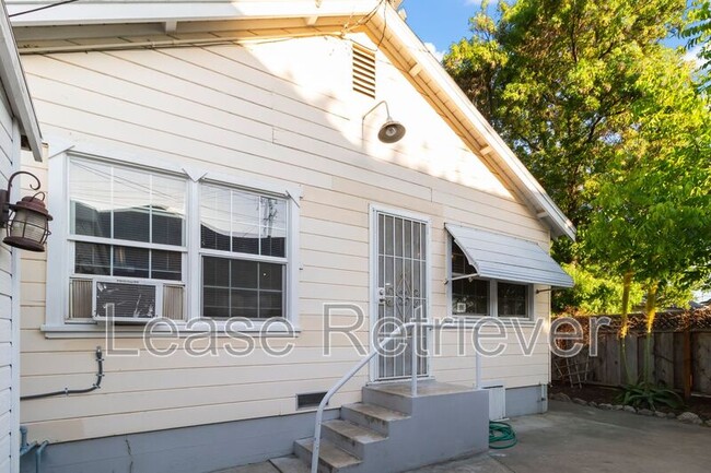 Building Photo - 703 A St