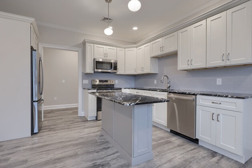 Building Photo - 231 E Main St