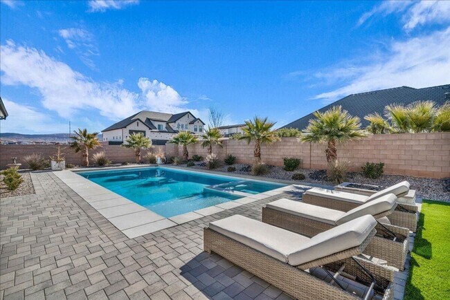 Building Photo - Beautiful 6-Bedroom, 5-Bathroom Home for Rent in Moorland Park