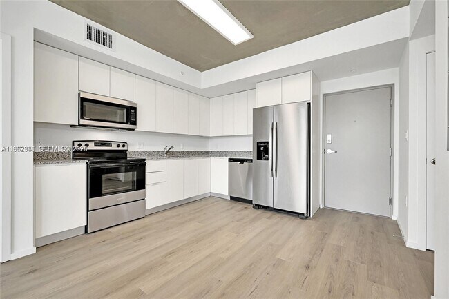 Building Photo - 475 NE 125th St