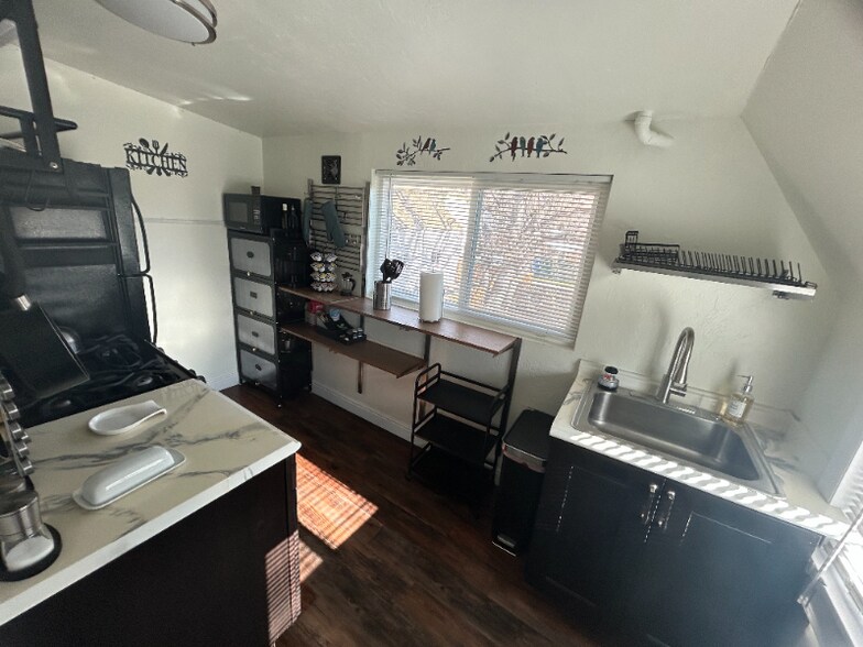 Building Photo - 859 S Grn St