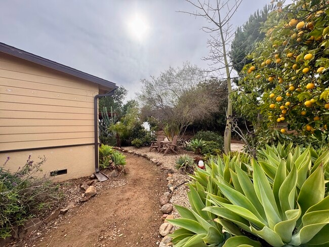 Building Photo - 221 Sage Rd