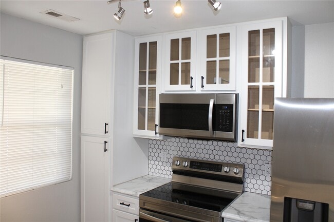 Building Photo - 712 Woodside Creek Dr