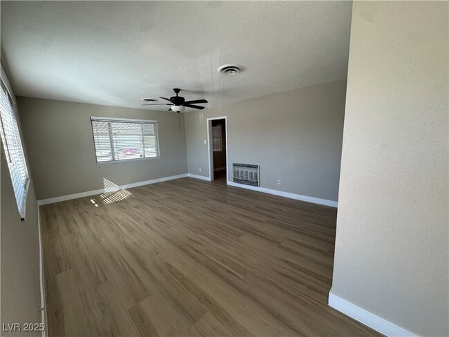 Building Photo - 1300 E Nelson Ave