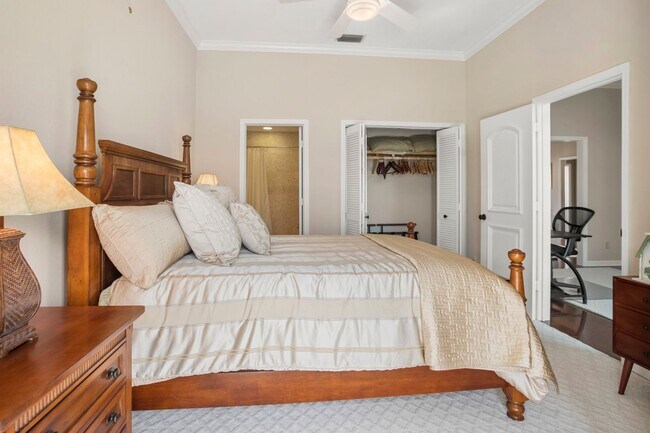 Building Photo - ** OLDE NAPLES ** 3 BED + DEN / 3 BATH - GARAGE - WALK TO BEACH & DOWNTOWN - SHORT TERM RENTAL