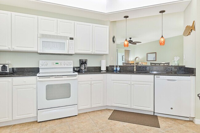 Building Photo - ***FULLY FURNISHED - 2/2 condo with LAKE V...