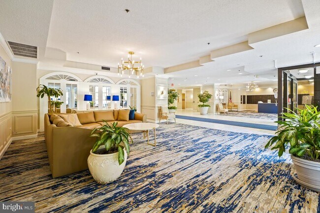 Building Photo - 15101 Interlachen Dr