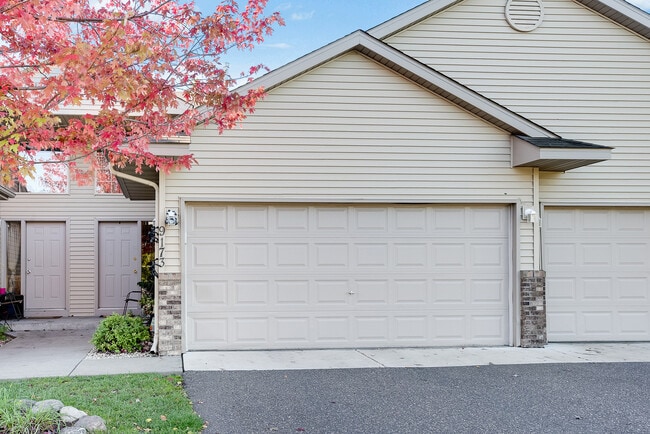 Building Photo - 3 bed 2bath townhome finished basewment , double garage, deck