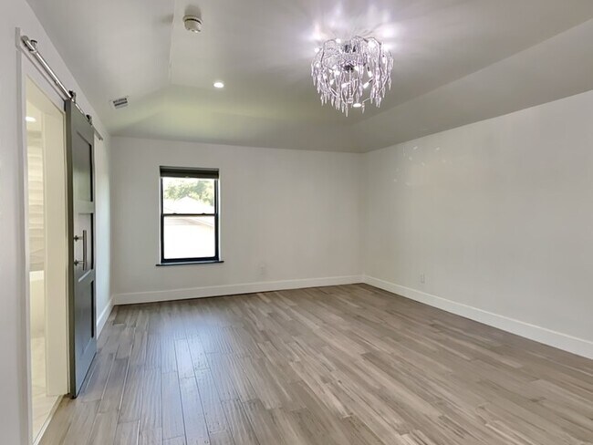 Building Photo - 6915 Forestglade Cir