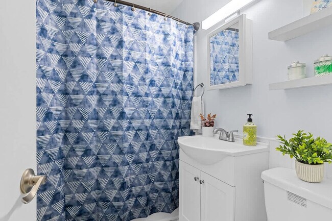 Building Photo - 1427 W Ocean View Ave