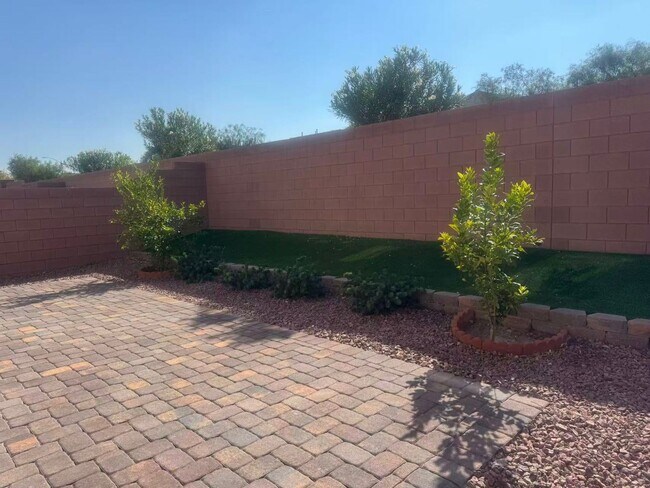 Building Photo - 5 Bedrooms Single Family Home with Granite...