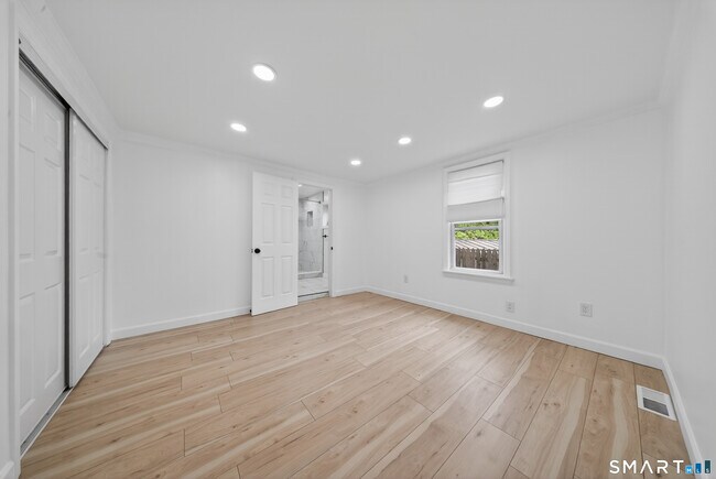 Building Photo - 207 Hillcrest Rd