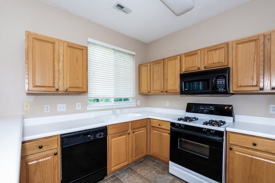 Building Photo - 8707 Meadowmont View Dr