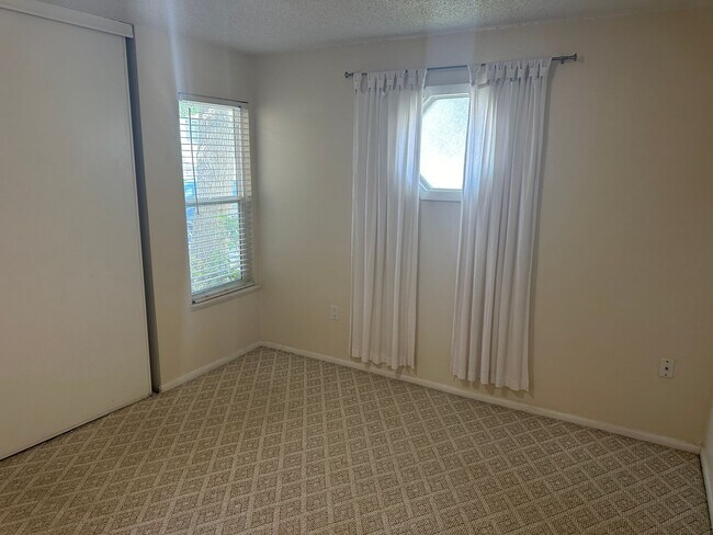 Building Photo - Clean 3 bedroom, 2 bathroom condo in Westm...
