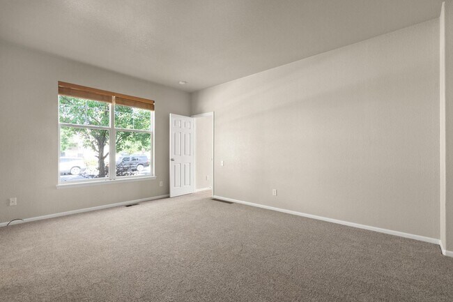 Building Photo - Like-New Townhome in Desirable West Loveland
