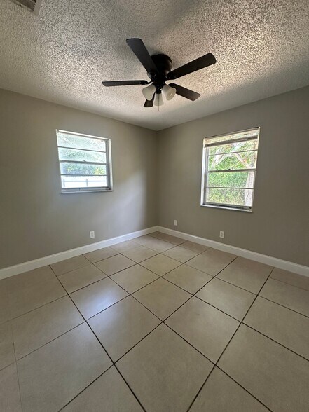 Building Photo - 4562 Gulfstream Rd
