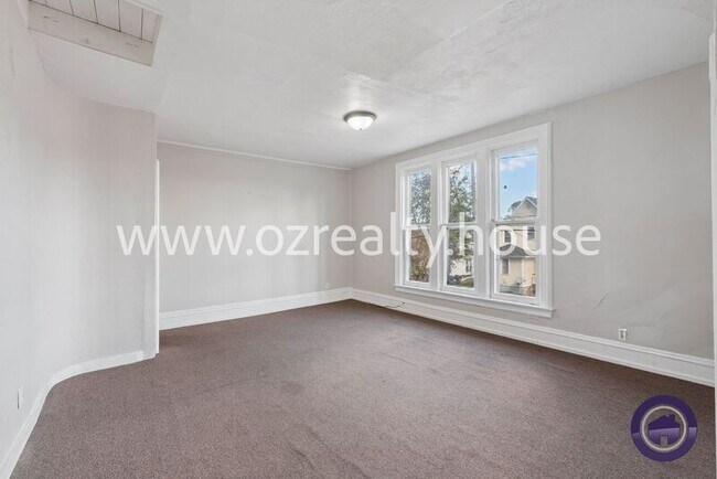 Building Photo - 1016 Mallet St