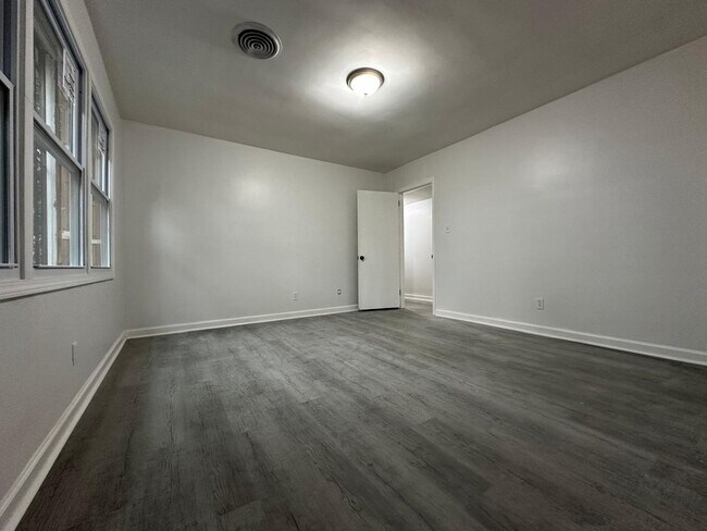 Building Photo - Spacious 5 Bed / 2 Bath home