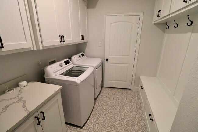 Building Photo - 2009 Toronto St