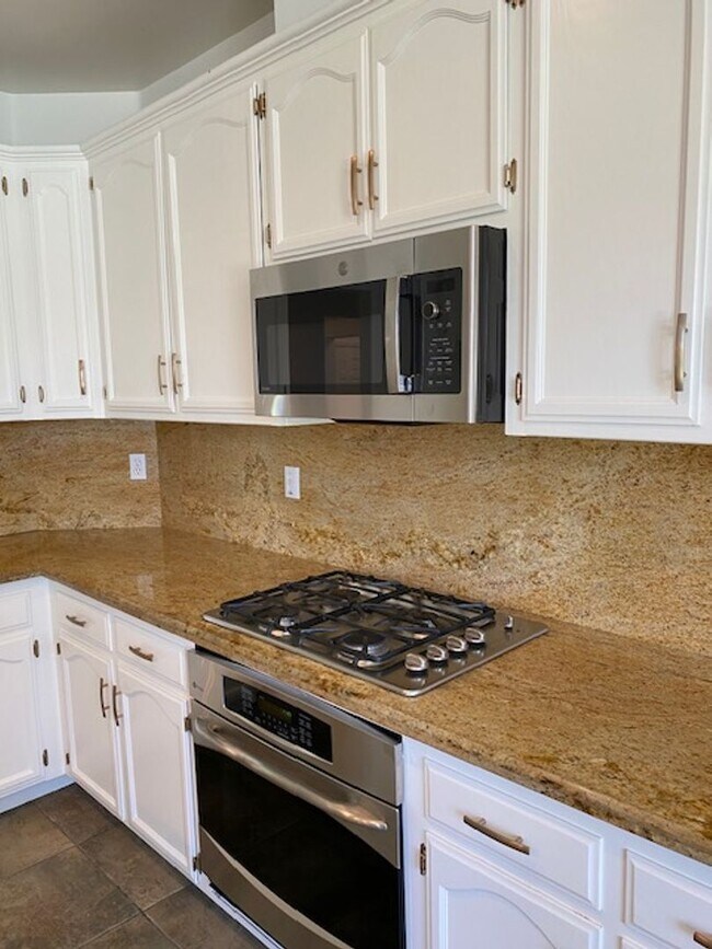 Building Photo - Gorgeous 4 Bedroom 2 Bath Home W/Pool!
