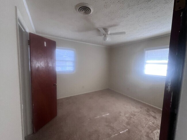 Building Photo - Great Location