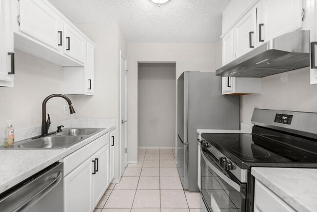 Building Photo - Freshly Updated Gulf Breeze Gem with New Appliances!