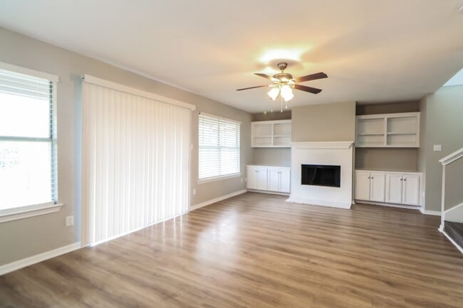 Building Photo - 2221 Jasmine Path