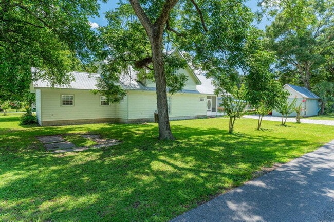 Building Photo - A spacious four bedroom, two and a half bathroom home located in the heart of the DeFuniak Spring...