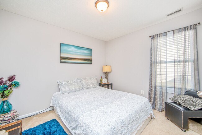 Building Photo - Good size home East of Raeford