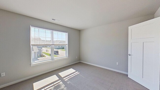 Building Photo - RENT SPECIAL -- Condo Style Upper 3 Bedroom 2 Bathroom plus Den Apartment Available