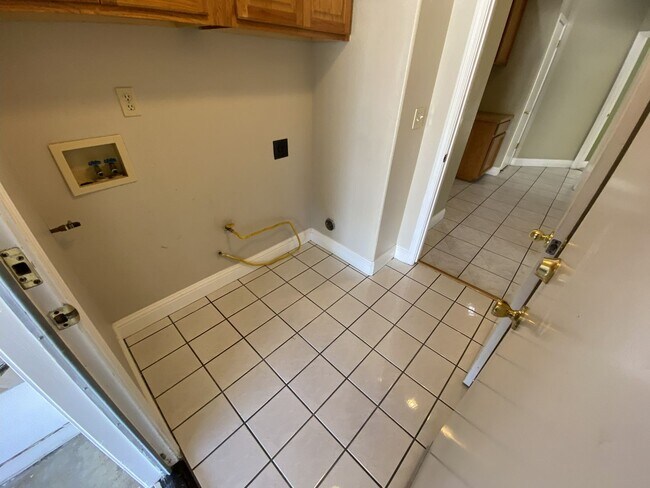 Building Photo - Charming Single-Story Home in Tracy — Across from the Park!