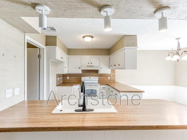 Building Photo - 6605 Lyrewood Ln