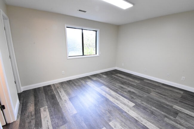 Building Photo - 1360 Brook St