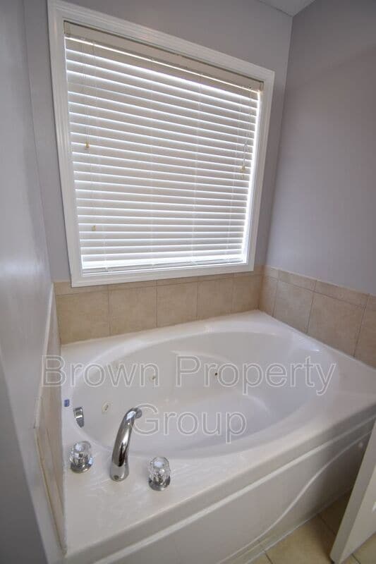 Building Photo - 5609 Thackeray Dr