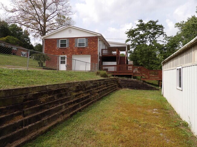 Building Photo - 102 Cedar Dr