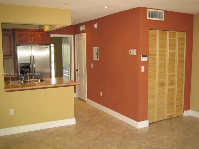 Building Photo - 10824 N Kendall Dr