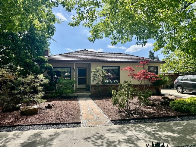 Primary Photo - Updated Palo Alto Dream Rental with Backya...